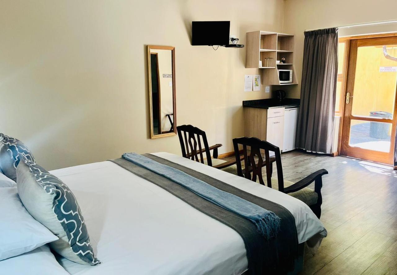 17 On Bird Guest House Б’юфорт-Вест Екстер'єр фото