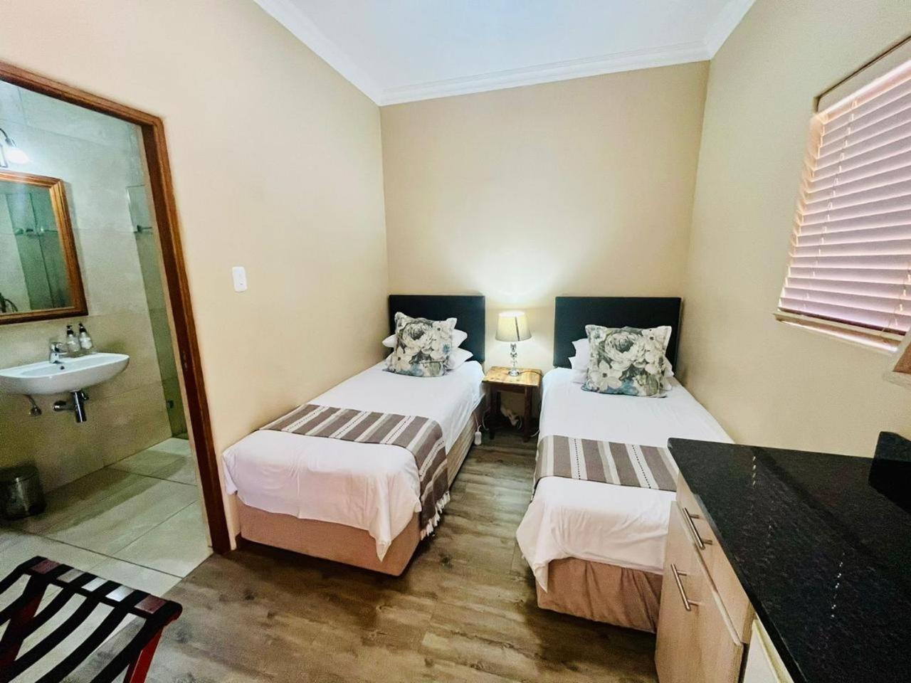 17 On Bird Guest House Б’юфорт-Вест Екстер'єр фото