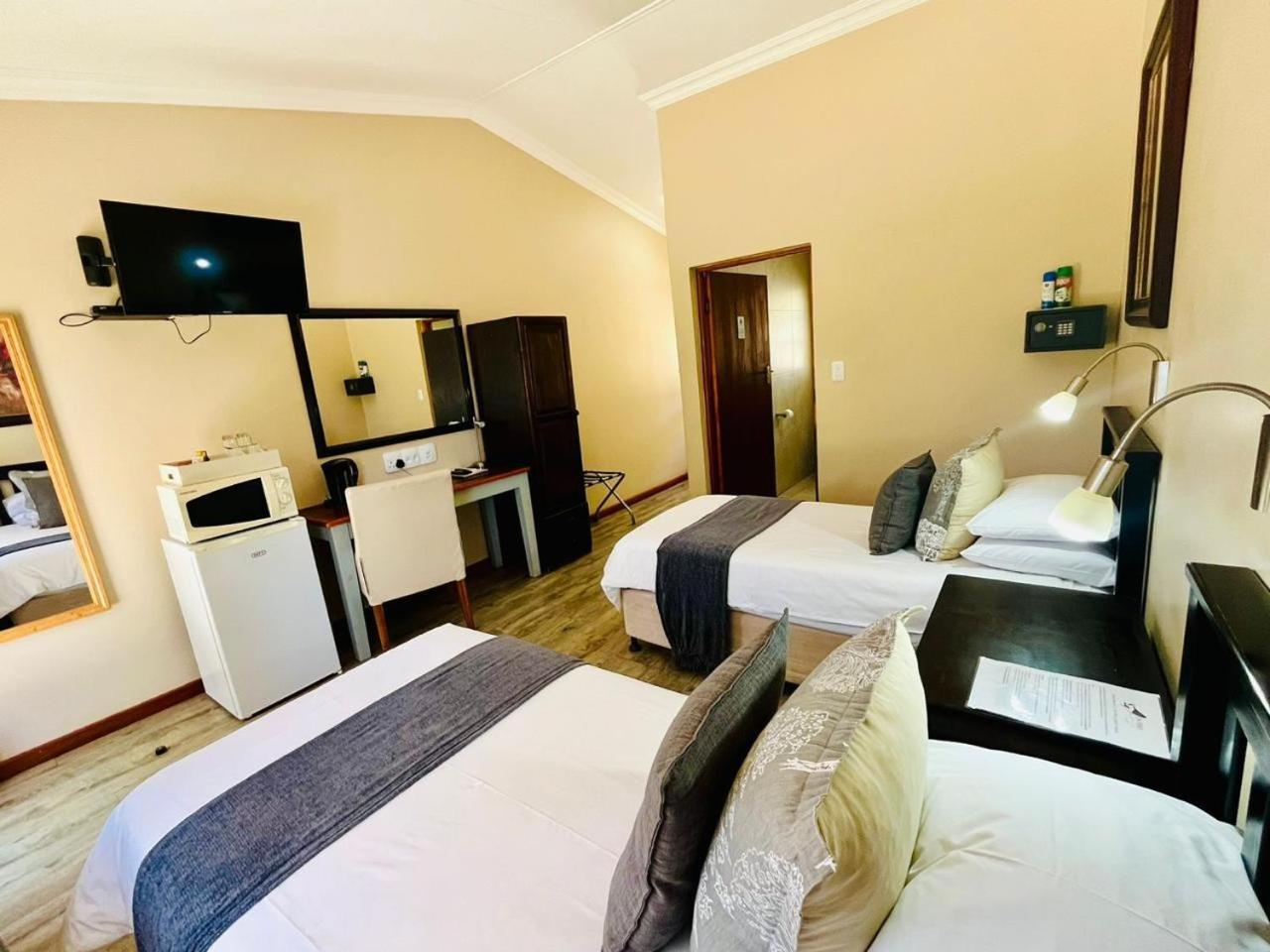 17 On Bird Guest House Б’юфорт-Вест Екстер'єр фото